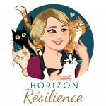 logo de mon entreprise Horizon Résilience. Je suis au milieu, femme blonde cheveux court, mes trois chats m'entourent, complices. Ils se nomment Lucifer (un rouquin), Casanova (un noir et blanc), Lumos (un crème) et Nox (un noir)