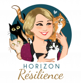 logo de mon entreprise Horizon Résilience. Je suis au milieu, femme blonde cheveux court, mes trois chats m'entourent, complices. Ils se nomment Lucifer (un rouquin), Casanova (un noir et blanc), Lumos (un crème) et Nox (un noir)
