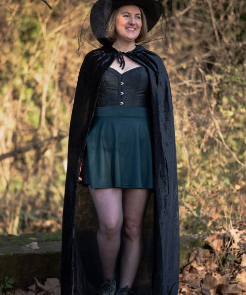 Gwen en cape et chapeau de sorcière, debout dans la nature