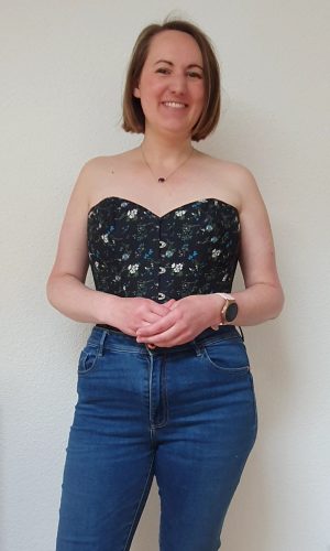 photo de moi, portant un bustier noir à fleur, un jean